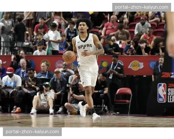 赛前训练：文班亚马加练底角三分，马刺教练组在场边记录