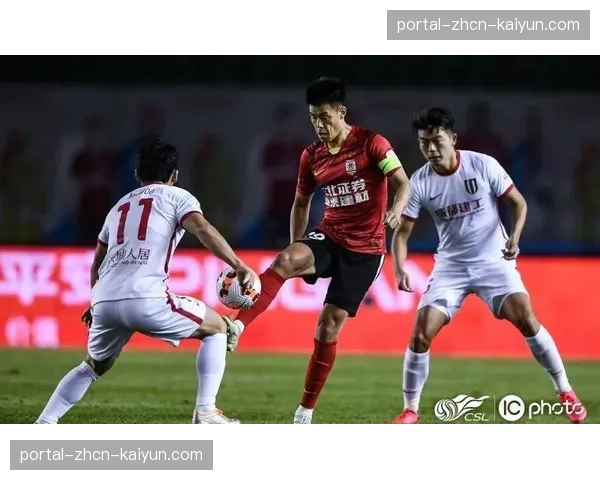 通讯:雨战中的技术型球队——解析成都蓉城地面配合为何大打折扣 通讯:雨战中的技术型球队——解析成都蓉城地面配合为何大打折扣